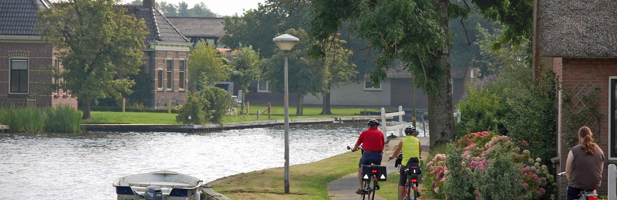 Fietsen in de Kop van Overijssel door o.a. Weerribben Wieden in Noord-Nederland. Boek nu uw fietsreis bij Dutch Bike Tours.